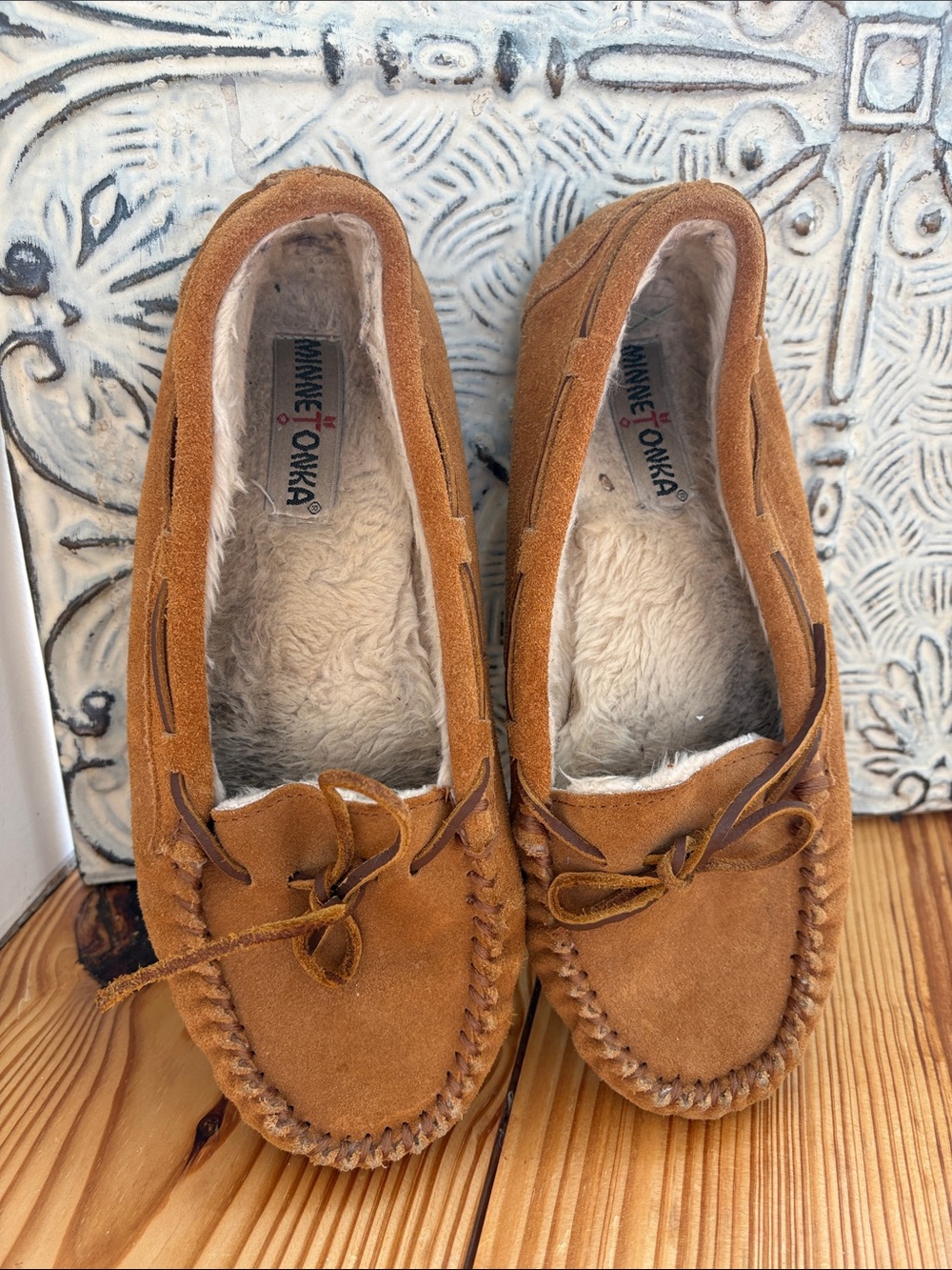 Minnetonka Men’s Tan Leather Moccasin Slippers with Faux-Fur Lining